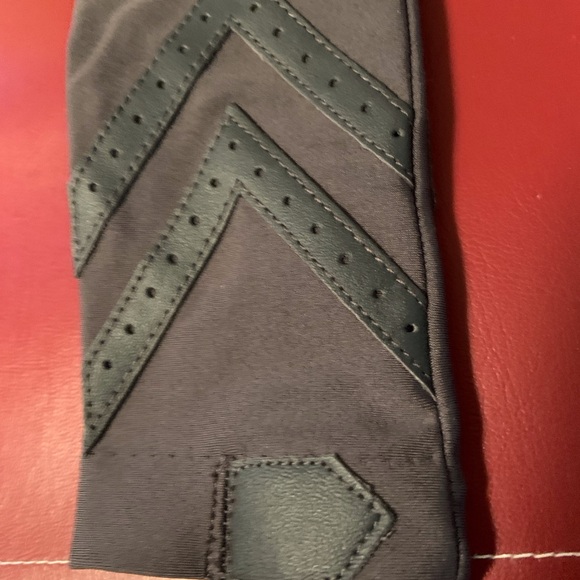 Isotoner Gray Driving Gloves - Picture 2 of 5